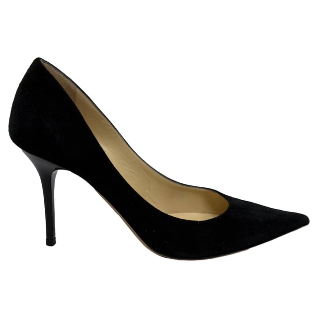 VINTAGE, RRP AS NEW
Timeless and chic, the **Jimmy Choo Agnes Pointed Pumps** in black suede are a wardrobe essential, offering a sleek silhouette and refined elegance. With a sharply pointed toe and slender heel, they seamlessly transition from office to evening. **Styling Tip:** Wear them with a tailored suit for a powerful professional look, or pair with a little black dress for classic, understated glamour.

 Jimmy choo Agnes Pointed Pumps in Black Suede

Condition: Very good
Signs of wear: Lightly used but very well maintained. Minor mark at soles & creasing, light scuffing at the soles and heels.
Packaging: Box
Color: Black
Material: Suede | suede
Size: EU | 35.5
Measurements: Heel height: 90 mm; Insole length: 250 mm
SKU: TONPUGBSH518673M