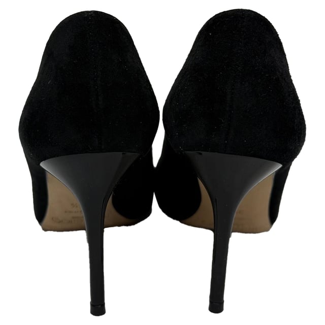 VINTAGE, RRP AS NEW
Timeless and chic, the **Jimmy Choo Agnes Pointed Pumps** in black suede are a wardrobe essential, offering a sleek silhouette and refined elegance. With a sharply pointed toe and slender heel, they seamlessly transition from office to evening. **Styling Tip:** Wear them with a tailored suit for a powerful professional look, or pair with a little black dress for classic, understated glamour.

 Jimmy choo Agnes Pointed Pumps in Black Suede

Condition: Very good
Signs of wear: Lightly used but very well maintained. Minor mark at soles & creasing, light scuffing at the soles and heels.
Packaging: Box
Color: Black
Material: Suede | suede
Size: EU | 35.5
Measurements: Heel height: 90 mm; Insole length: 250 mm
SKU: TONPUGBSH518673M