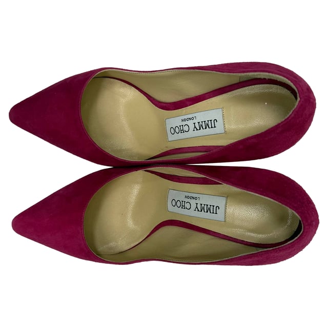 VINTAGE, RRP AS NEW
Soft and elegant, the **Jimmy Choo Romy Pointed Pumps** in pink suede bring a touch of romance to any look with their plush texture and graceful silhouette. The classic pointed toe and slim heel offer timeless sophistication, ideal for both formal and everyday styling. **Styling Tip:** Pair them with a floral midi dress or cropped trousers in neutral tones to let the delicate blush hue stand out beautifully.

 Jimmy Choo Romy Pointed Pumps in Pink Suede

Condition: Very good
Signs of wear: Lightly used but very well maintained. Minor mark at soles & creasing, light scuffing at the soles and heels.
Packaging: Box
Color: Pink 
Material: Suede | suede
Size: EU | 35.5
Measurements: Heel height: 85 mm; Insole length: 250 mm
SKU: TONPUGBSH518672W