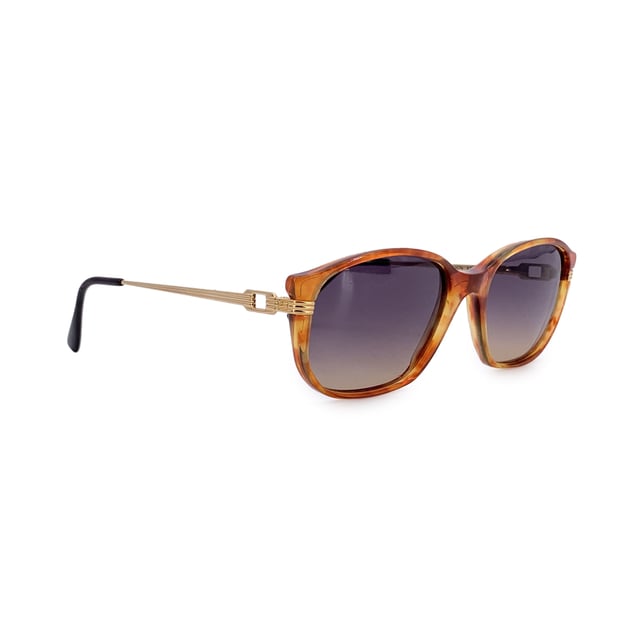 VINTAGE, RRP AS NEW
Step into timeless sophistication with these vintage Yves Saint Laurent sunglasses, model TITHON. Crafted in France, these shades embody the quiet elegance and bold spirit of '90s high fashion. The rich brown rectangular acetate frame strikes a perfect balance between structure and style, while grey gradient lenses offer just the right touch of mystery.  With a frame width of 140 mm and matching temple length, they offer a comfortable yet statement-making fit. A rare gem for true vintage collectors, the TITHON model reflects an era when every accessory was a piece of art-and these sunglasses are no exception.  In excellent vintage Condition Rating: A - EXCELLENTCondition Details: Gently Used. Lenses and frame in excellent condition. Please check the images carefully. Some show arrows indicating any evident defect. Please ask if you need to know more details or if you have any doubts. Generic case always included, please ask for availability of original case. Glasses maximum Width: 140mm Glasses Temple 140mm Glasses maximum lens width: 55mm Glasses maximum lens 42mm Glasses bridge width: 18mm Measurments:  width: 140 mm height: 42 mm