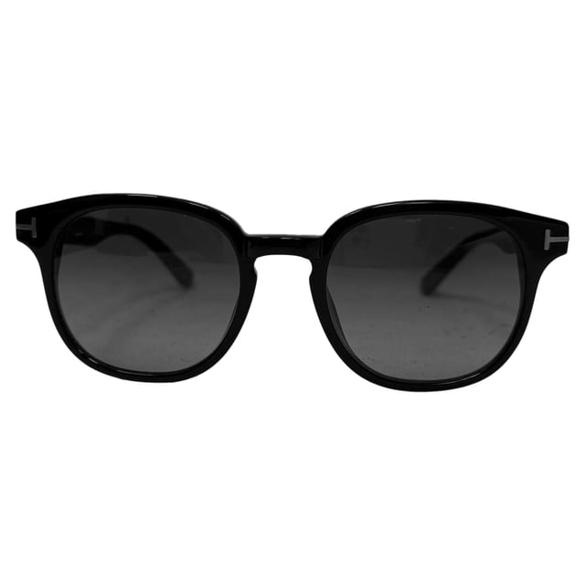 VINTAGE, RRP AS NEW
 The **Tom Ford Frank Square-Frame Sunglasses in black acetate** present a bold, structured silhouette with sleek lines and a signature T-accent at the temples—effortlessly exuding modern charisma and designer flair. Their high-grade acetate frame ensures both durability and luxurious polish, while the tinted lenses offer full UV protection and a refined, mysterious edge. Style them with a tailored navy blazer, crisp white shirt, and dark denim—or pair with a black leather jacket and slim chinos for a sharp, confident look that transitions seamlessly from day to night.

Tom Ford Frank Square-Frame Sunglasses in Black Acetate

Condition: Excellent
Signs of wear: No visible signs of wear
Packaging: None
Color: Black
Material: Plastic
Size: One Size | One Size
Measurements: Frame width 140 mm Height 150 mm
SKU: MRPPUGBAC511293W
