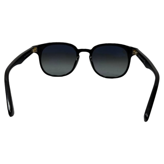 VINTAGE, RRP AS NEW
 The **Tom Ford Frank Square-Frame Sunglasses in black acetate** present a bold, structured silhouette with sleek lines and a signature T-accent at the temples—effortlessly exuding modern charisma and designer flair. Their high-grade acetate frame ensures both durability and luxurious polish, while the tinted lenses offer full UV protection and a refined, mysterious edge. Style them with a tailored navy blazer, crisp white shirt, and dark denim—or pair with a black leather jacket and slim chinos for a sharp, confident look that transitions seamlessly from day to night.

Tom Ford Frank Square-Frame Sunglasses in Black Acetate

Condition: Excellent
Signs of wear: No visible signs of wear
Packaging: None
Color: Black
Material: Plastic
Size: One Size | One Size
Measurements: Frame width 140 mm Height 150 mm
SKU: MRPPUGBAC511293W