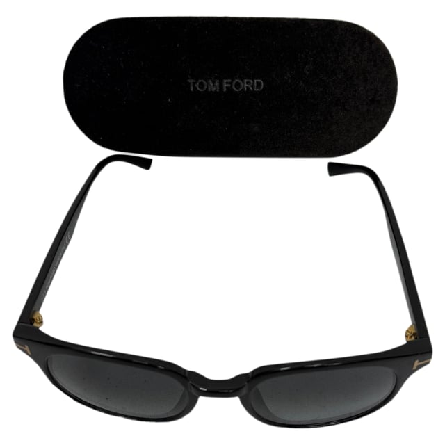 VINTAGE, RRP AS NEW
 The **Tom Ford Frank Square-Frame Sunglasses in black acetate** present a bold, structured silhouette with sleek lines and a signature T-accent at the temples—effortlessly exuding modern charisma and designer flair. Their high-grade acetate frame ensures both durability and luxurious polish, while the tinted lenses offer full UV protection and a refined, mysterious edge. Style them with a tailored navy blazer, crisp white shirt, and dark denim—or pair with a black leather jacket and slim chinos for a sharp, confident look that transitions seamlessly from day to night.

Tom Ford Frank Square-Frame Sunglasses in Black Acetate

Condition: Excellent
Signs of wear: No visible signs of wear
Packaging: None
Color: Black
Material: Plastic
Size: One Size | One Size
Measurements: Frame width 140 mm Height 150 mm
SKU: MRPPUGBAC511293W
