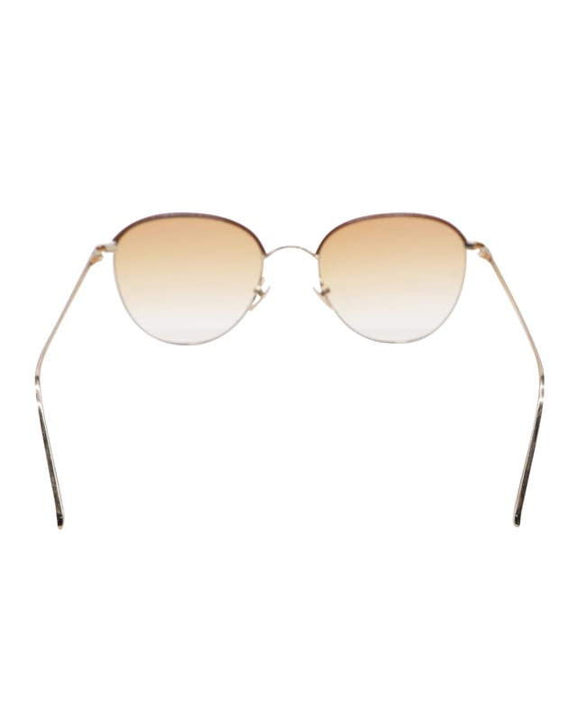 VINTAGE, RRP AS NEW
Plated with light gold, these square Linda Farrow sunglasses pair a pop of rich texture with a streamlined silhouette. Designed with a tan leather half Windsor rim at the top of the frame and creates a rich contrast to its look and coordinating tan gradient lenses, inspired by the textures and colours of the souks of Morocco. It comes with a box, case and a wipe for the sunglasses.
Linda Farrow RAIF C7 Square Sunglasses
Color: Gold
Material: Gold plated titanium frame
Condition: Very good
Sign of wear: No
SKU: 85650   
Size: One Size