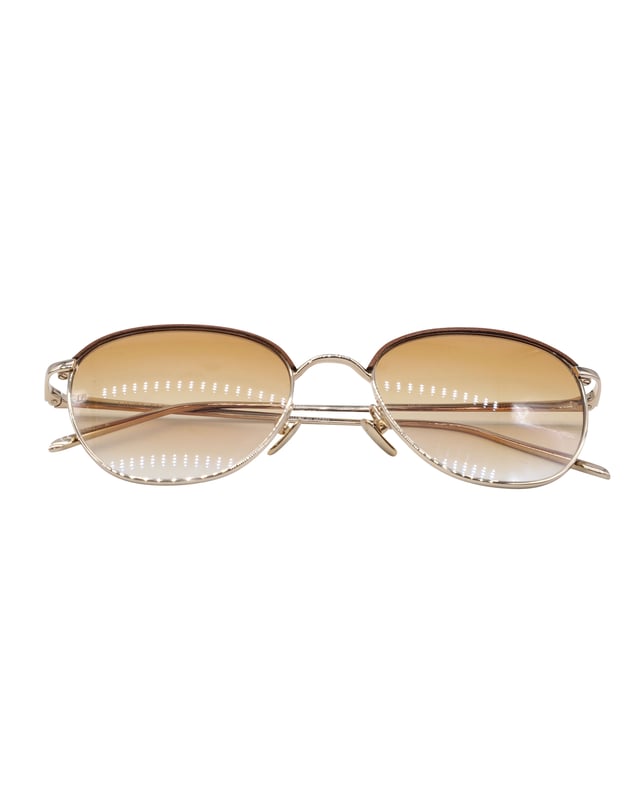 VINTAGE, RRP AS NEW
Plated with light gold, these square Linda Farrow sunglasses pair a pop of rich texture with a streamlined silhouette. Designed with a tan leather half Windsor rim at the top of the frame and creates a rich contrast to its look and coordinating tan gradient lenses, inspired by the textures and colours of the souks of Morocco. It comes with a box, case and a wipe for the sunglasses.
Linda Farrow RAIF C7 Square Sunglasses
Color: Gold
Material: Gold plated titanium frame
Condition: Very good
Sign of wear: No
SKU: 85650   
Size: One Size