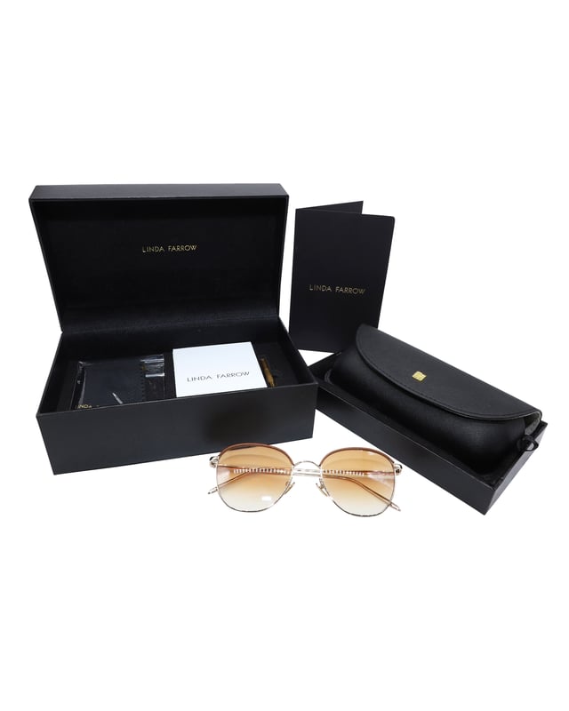 VINTAGE, RRP AS NEW
Plated with light gold, these square Linda Farrow sunglasses pair a pop of rich texture with a streamlined silhouette. Designed with a tan leather half Windsor rim at the top of the frame and creates a rich contrast to its look and coordinating tan gradient lenses, inspired by the textures and colours of the souks of Morocco. It comes with a box, case and a wipe for the sunglasses.
Linda Farrow RAIF C7 Square Sunglasses
Color: Gold
Material: Gold plated titanium frame
Condition: Very good
Sign of wear: No
SKU: 85650   
Size: One Size