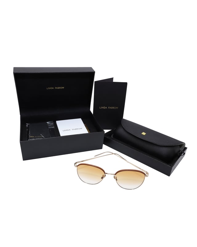 VINTAGE, RRP AS NEW
Plated with light gold, these square Linda Farrow sunglasses pair a pop of rich texture with a streamlined silhouette. Designed with a tan leather half Windsor rim at the top of the frame and creates a rich contrast to its look and coordinating tan gradient lenses, inspired by the textures and colours of the souks of Morocco. It comes with a box, case and a wipe for the sunglasses.
Linda Farrow RAIF C7 Square Sunglasses
Color: Gold
Material: Gold plated titanium frame
Condition: Very good
Sign of wear: No
SKU: 85650   
Size: One Size