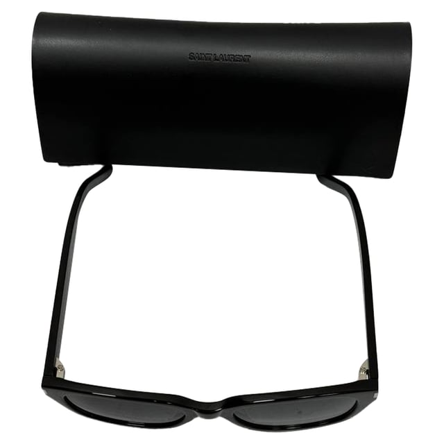 VINTAGE, RRP AS NEW
The Saint Laurent SL522 Square‑Frame Sunglasses in glossy black acetate showcase a bold, sculptural silhouette with refined metal bridge detailing—effortlessly blending modern confidence with Parisian chic. Their oversized square lenses offer optimal sun protection while accentuating sharp jawlines and structured styles. Complete your look by pairing them with a crisp white tee, tailored blazer, and dark wash denim—or slip into a sleek tailored suit and add these sunglasses for a striking, head-turning finishing touch.

Saint Laurent SL522 Square Frame Sunglasses in Black Acetate

Condition: Excellent
Signs of wear:  No sign of wear.
Packaging: None
Color: Black
Material: Plastic
Size: One size
Measurements: Frame width 150 mm Height 155 mm
SKU: MRPPUGBAC511291W
