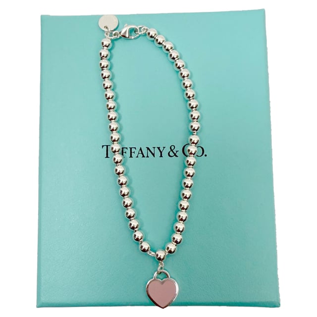VINTAGE, RRP AS NEW
Effortlessly elegant, the Return to Tiffany Enamel Bead Bracelet is a modern take on a timeless icon. Inspired by the original 1969 key ring, this piece features polished silver beads and a signature engraved tag detailed with a pop of pink enamel. Understated yet instantly recognizable, it's the kind of bracelet that elevates your everyday and adds a touch of Tiffany charm to any look.


Tiffany & Co. Return To Tiffany Enamel Bead Bracelet in Silver Metal
Condition: Excellent
Signs of wear:  No sign of wear.
Packaging: None
Color: silver
Material: Metal
Size: One Size | One Size
Measurements: 
SKU: MRPPUGBOT520389M