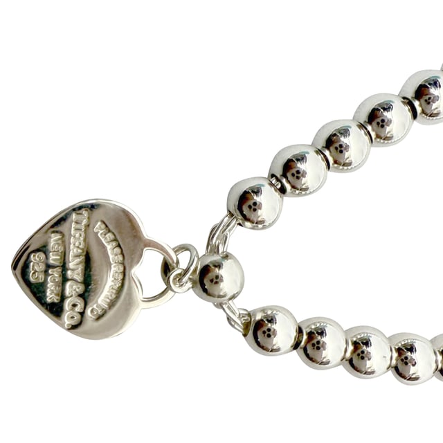 VINTAGE, RRP AS NEW
Effortlessly elegant, the Return to Tiffany Enamel Bead Bracelet is a modern take on a timeless icon. Inspired by the original 1969 key ring, this piece features polished silver beads and a signature engraved tag detailed with a pop of pink enamel. Understated yet instantly recognizable, it's the kind of bracelet that elevates your everyday and adds a touch of Tiffany charm to any look.


Tiffany & Co. Return To Tiffany Enamel Bead Bracelet in Silver Metal
Condition: Excellent
Signs of wear:  No sign of wear.
Packaging: None
Color: silver
Material: Metal
Size: One Size | One Size
Measurements: 
SKU: MRPPUGBOT520389M