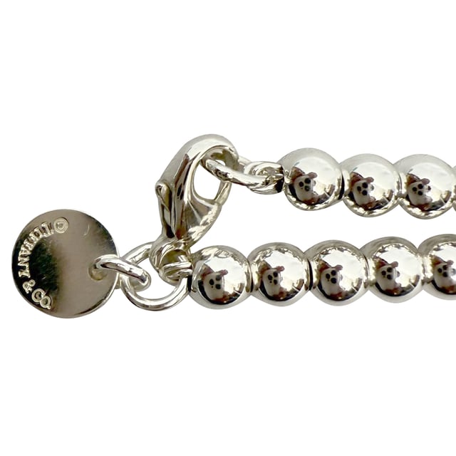 VINTAGE, RRP AS NEW
Effortlessly elegant, the Return to Tiffany Enamel Bead Bracelet is a modern take on a timeless icon. Inspired by the original 1969 key ring, this piece features polished silver beads and a signature engraved tag detailed with a pop of pink enamel. Understated yet instantly recognizable, it's the kind of bracelet that elevates your everyday and adds a touch of Tiffany charm to any look.


Tiffany & Co. Return To Tiffany Enamel Bead Bracelet in Silver Metal
Condition: Excellent
Signs of wear:  No sign of wear.
Packaging: None
Color: silver
Material: Metal
Size: One Size | One Size
Measurements: 
SKU: MRPPUGBOT520389M