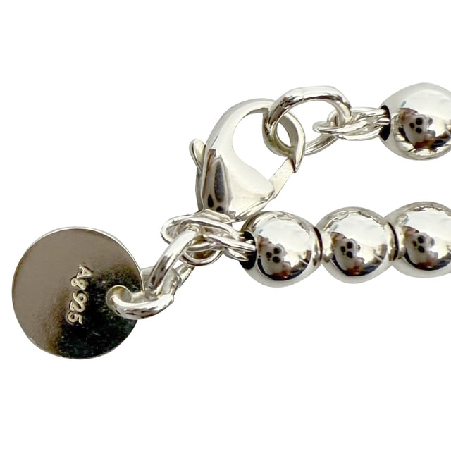 VINTAGE, RRP AS NEW
Effortlessly elegant, the Return to Tiffany Enamel Bead Bracelet is a modern take on a timeless icon. Inspired by the original 1969 key ring, this piece features polished silver beads and a signature engraved tag detailed with a pop of pink enamel. Understated yet instantly recognizable, it's the kind of bracelet that elevates your everyday and adds a touch of Tiffany charm to any look.


Tiffany & Co. Return To Tiffany Enamel Bead Bracelet in Silver Metal
Condition: Excellent
Signs of wear:  No sign of wear.
Packaging: None
Color: silver
Material: Metal
Size: One Size | One Size
Measurements: 
SKU: MRPPUGBOT520389M