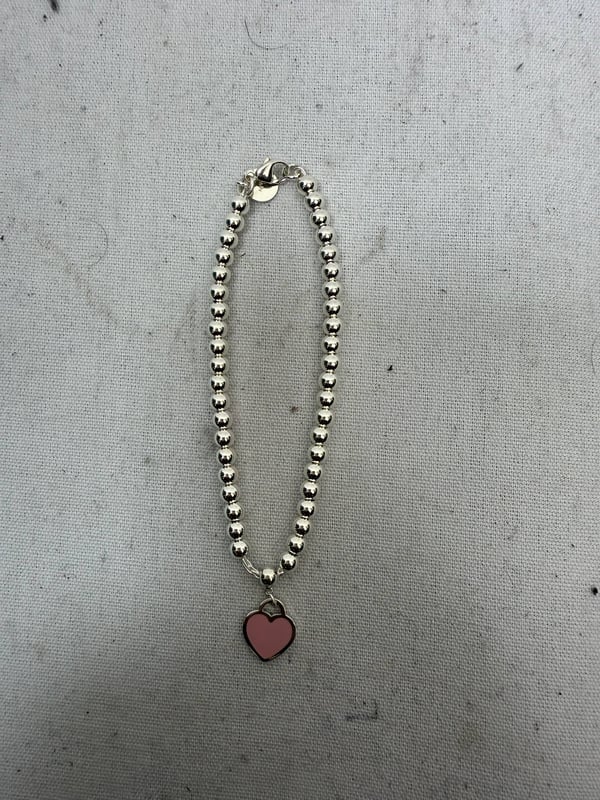 VINTAGE, RRP AS NEW
Effortlessly elegant, the Return to Tiffany Enamel Bead Bracelet is a modern take on a timeless icon. Inspired by the original 1969 key ring, this piece features polished silver beads and a signature engraved tag detailed with a pop of pink enamel. Understated yet instantly recognizable, it's the kind of bracelet that elevates your everyday and adds a touch of Tiffany charm to any look.


Tiffany & Co. Return To Tiffany Enamel Bead Bracelet in Silver Metal
Condition: Excellent
Signs of wear:  No sign of wear.
Packaging: None
Color: silver
Material: Metal
Size: One Size | One Size
Measurements: 
SKU: MRPPUGBOT520389M