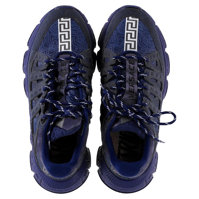 Versace Trigreca Lace Up Sneakers in Blue Leather VINTAGE, RRP AS NEW
Step up your sneaker game with the Versace Trigreca Lace Up Sneakers in vibrant blue leather. Featuring intricate logo detailing across the tongue tab, vamp, and heel, these sneakers perfectly blend bold statement-making with sophisticated Italian craftsmanship. The fabric upper and lining ensure comfort, while the sturdy rubber sole keeps you moving in style. Perfect for adding a pop of color and high-fashion edge to any casual outfit.
Versace Trigreca Lace Up Sneakers in Blue Leather
Condition: Very good
Signs of wear: Minor markings, Lightly used but very well maintained. Minor mark at soles & creasing, light scuffing at the soles and heels.
Packaging: None
Color: blue
Material: leather
Size: EU | 43
Measurements: Heel height: 50; Insole length: 280
SKU: MRPPUDESH509543M