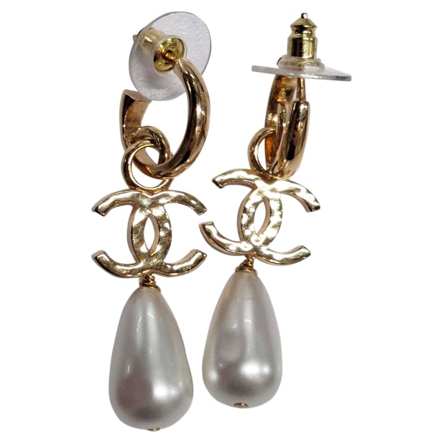 VINTAGE, RRP AS NEW
From Chanel’s Summer 2024 Collection by Virginie Viard, the CC Drop Hoop Earrings exude timeless Parisian glamour. Crafted from gold-plated metal and adorned with luminous white faux pearls, they feature the iconic interlocking CC logo delicately suspended from classic hoops. Equal parts feminine and statement-making, these earrings offer an effortlessly chic finish to any ensemble.


Chanel 2024 CC Drop Hoop Earrings in White Faux Pearl
Condition: Excellent
Signs of wear: 
Packaging: None
Color: white
Material: Faux Pearl
Size: One Size | One Size
Measurements: Width: 15; Height: 45
SKU: NAPPUGBJE494791W