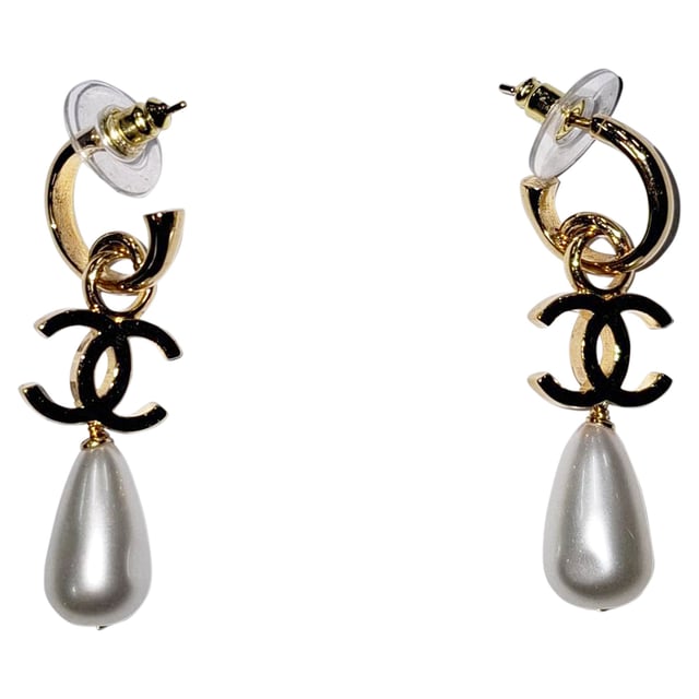 VINTAGE, RRP AS NEW
From Chanel’s Summer 2024 Collection by Virginie Viard, the CC Drop Hoop Earrings exude timeless Parisian glamour. Crafted from gold-plated metal and adorned with luminous white faux pearls, they feature the iconic interlocking CC logo delicately suspended from classic hoops. Equal parts feminine and statement-making, these earrings offer an effortlessly chic finish to any ensemble.


Chanel 2024 CC Drop Hoop Earrings in White Faux Pearl
Condition: Excellent
Signs of wear: 
Packaging: None
Color: white
Material: Faux Pearl
Size: One Size | One Size
Measurements: Width: 15; Height: 45
SKU: NAPPUGBJE494791W