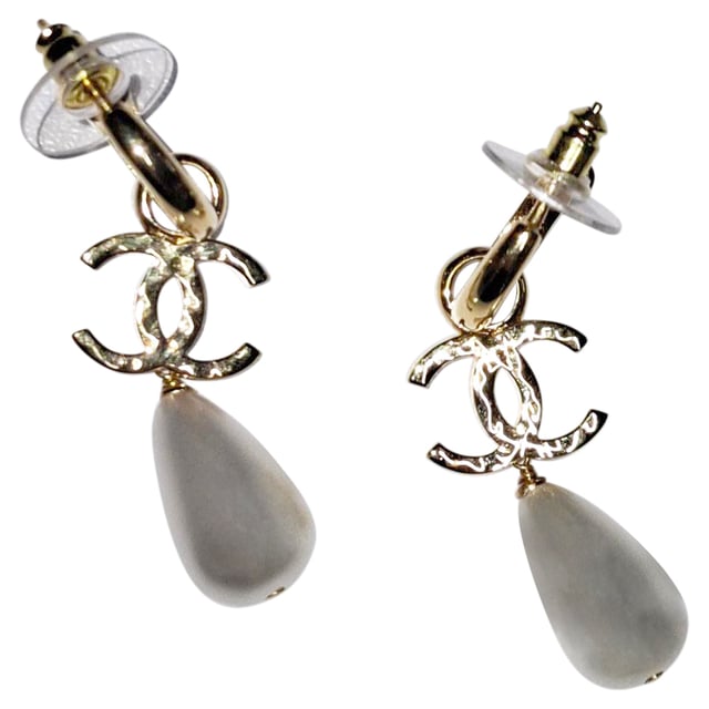 VINTAGE, RRP AS NEW
From Chanel’s Summer 2024 Collection by Virginie Viard, the CC Drop Hoop Earrings exude timeless Parisian glamour. Crafted from gold-plated metal and adorned with luminous white faux pearls, they feature the iconic interlocking CC logo delicately suspended from classic hoops. Equal parts feminine and statement-making, these earrings offer an effortlessly chic finish to any ensemble.


Chanel 2024 CC Drop Hoop Earrings in White Faux Pearl
Condition: Excellent
Signs of wear: 
Packaging: None
Color: white
Material: Faux Pearl
Size: One Size | One Size
Measurements: Width: 15; Height: 45
SKU: NAPPUGBJE494791W
