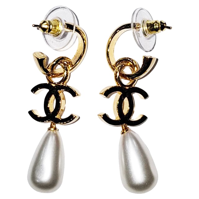 VINTAGE, RRP AS NEW
From Chanel’s Summer 2024 Collection by Virginie Viard, the CC Drop Hoop Earrings exude timeless Parisian glamour. Crafted from gold-plated metal and adorned with luminous white faux pearls, they feature the iconic interlocking CC logo delicately suspended from classic hoops. Equal parts feminine and statement-making, these earrings offer an effortlessly chic finish to any ensemble.


Chanel 2024 CC Drop Hoop Earrings in White Faux Pearl
Condition: Excellent
Signs of wear: 
Packaging: None
Color: white
Material: Faux Pearl
Size: One Size | One Size
Measurements: Width: 15; Height: 45
SKU: NAPPUGBJE494791W