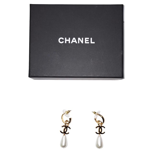 VINTAGE, RRP AS NEW
From Chanel’s Summer 2024 Collection by Virginie Viard, the CC Drop Hoop Earrings exude timeless Parisian glamour. Crafted from gold-plated metal and adorned with luminous white faux pearls, they feature the iconic interlocking CC logo delicately suspended from classic hoops. Equal parts feminine and statement-making, these earrings offer an effortlessly chic finish to any ensemble.


Chanel 2024 CC Drop Hoop Earrings in White Faux Pearl
Condition: Excellent
Signs of wear: 
Packaging: None
Color: white
Material: Faux Pearl
Size: One Size | One Size
Measurements: Width: 15; Height: 45
SKU: NAPPUGBJE494791W