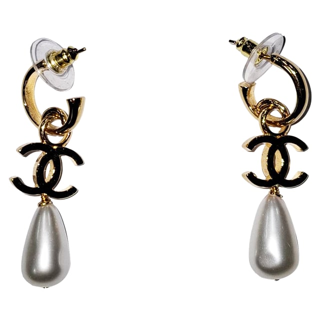 VINTAGE, RRP AS NEW
From Chanel’s Summer 2024 Collection by Virginie Viard, the CC Drop Hoop Earrings exude timeless Parisian glamour. Crafted from gold-plated metal and adorned with luminous white faux pearls, they feature the iconic interlocking CC logo delicately suspended from classic hoops. Equal parts feminine and statement-making, these earrings offer an effortlessly chic finish to any ensemble.


Chanel 2024 CC Drop Hoop Earrings in White Faux Pearl
Condition: Excellent
Signs of wear: 
Packaging: None
Color: white
Material: Faux Pearl
Size: One Size | One Size
Measurements: Width: 15; Height: 45
SKU: NAPPUGBJE494791W