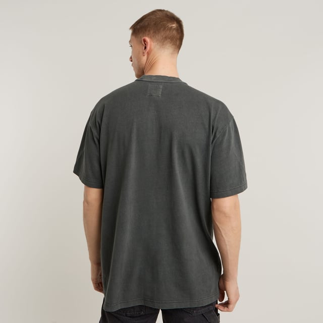 Ribbed neckline. Shaped seams at the sleeves. Ribbed cuff. G-Star RAW print at the chest. No closure. This Pigment Dyed T-shirt offers a loose fit. The round neck is finished with a ribbed edge. A diagonal seam at the sleeve adds shape. At the chest a G-Star RAW print is set. 100% Organic cotton. Built-in stretch. Jersey knit. Loose