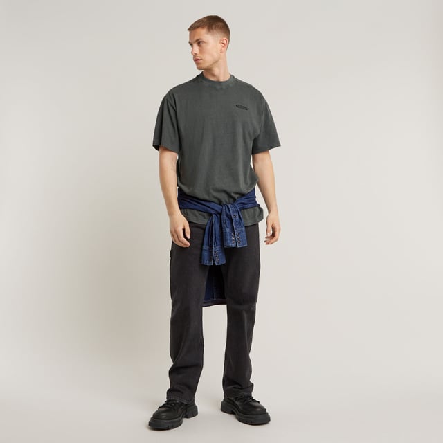 Ribbed neckline. Shaped seams at the sleeves. Ribbed cuff. G-Star RAW print at the chest. No closure. This Pigment Dyed T-shirt offers a loose fit. The round neck is finished with a ribbed edge. A diagonal seam at the sleeve adds shape. At the chest a G-Star RAW print is set. 100% Organic cotton. Built-in stretch. Jersey knit. Loose