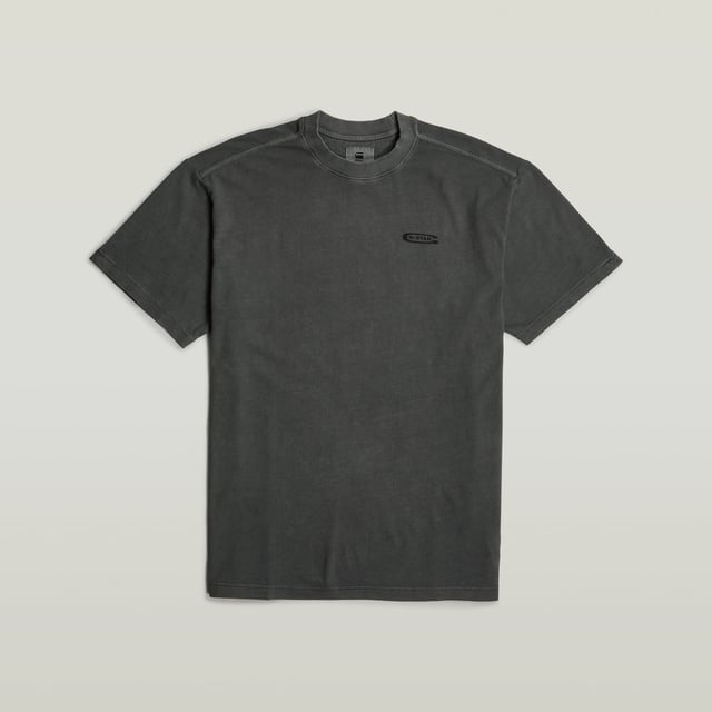 Ribbed neckline. Shaped seams at the sleeves. Ribbed cuff. G-Star RAW print at the chest. No closure. This Pigment Dyed T-shirt offers a loose fit. The round neck is finished with a ribbed edge. A diagonal seam at the sleeve adds shape. At the chest a G-Star RAW print is set. 100% Organic cotton. Built-in stretch. Jersey knit. Loose