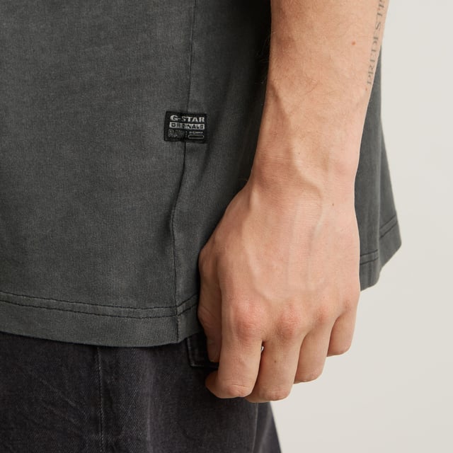 Ribbed neckline. Shaped seams at the sleeves. Ribbed cuff. G-Star RAW print at the chest. No closure. This Pigment Dyed T-shirt offers a loose fit. The round neck is finished with a ribbed edge. A diagonal seam at the sleeve adds shape. At the chest a G-Star RAW print is set. 100% Organic cotton. Built-in stretch. Jersey knit. Loose