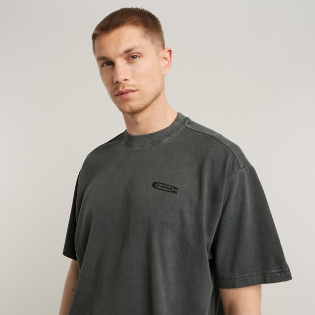 Ribbed neckline. Shaped seams at the sleeves. Ribbed cuff. G-Star RAW print at the chest. No closure. This Pigment Dyed T-shirt offers a loose fit. The round neck is finished with a ribbed edge. A diagonal seam at the sleeve adds shape. At the chest a G-Star RAW print is set. 100% Organic cotton. Built-in stretch. Jersey knit. Loose