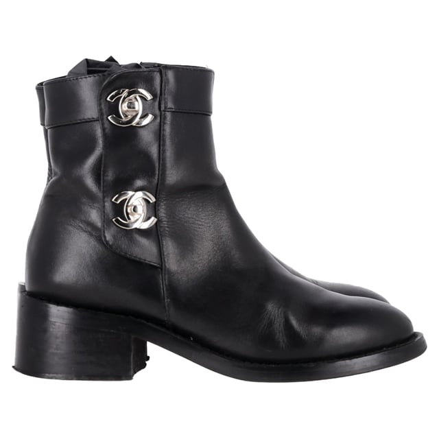 VINTAGE, RRP AS NEW
Exude timeless elegance with the Chanel CC Logo Ankle Boots in luxurious black leather. Designed for the modern fashionista, these boots combine classic sophistication with contemporary flair. The sleek, high-quality black leather exudes refinement, while the iconic Chanel CC logo is subtly embossed on the side, adding a signature touch of the brand’s renowned craftsmanship.

 Chanel CC Logo Ankle Boots in Black Leather

Condition: Very good
Signs of wear: Minor markings, Lightly used but very well maintained. Minor mark at soles & creasing, light scuffing at the soles and heels.
Packaging: None
Color: Black
Material: Leather |  leather
Size: FR | 35/UK1/IT34/US4
Measurements: Heel height: 45; Insole length: 260
SKU: TONPUGBSH446586W
