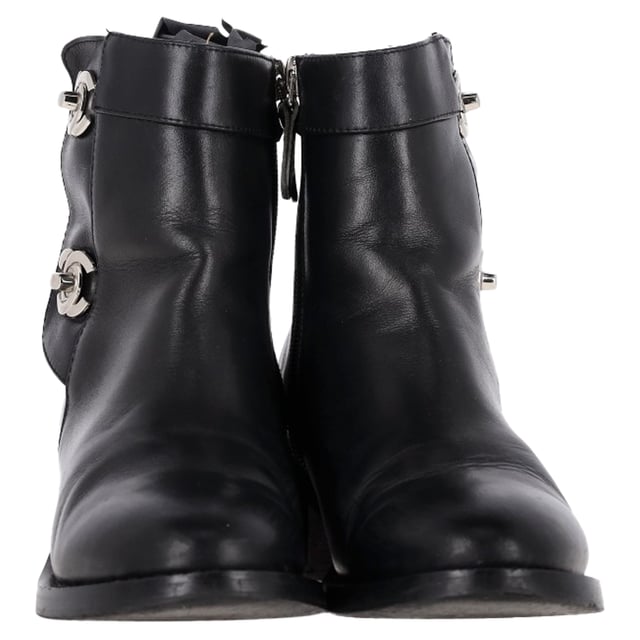 VINTAGE, RRP AS NEW
Exude timeless elegance with the Chanel CC Logo Ankle Boots in luxurious black leather. Designed for the modern fashionista, these boots combine classic sophistication with contemporary flair. The sleek, high-quality black leather exudes refinement, while the iconic Chanel CC logo is subtly embossed on the side, adding a signature touch of the brand’s renowned craftsmanship.

 Chanel CC Logo Ankle Boots in Black Leather

Condition: Very good
Signs of wear: Minor markings, Lightly used but very well maintained. Minor mark at soles & creasing, light scuffing at the soles and heels.
Packaging: None
Color: Black
Material: Leather |  leather
Size: FR | 35/UK1/IT34/US4
Measurements: Heel height: 45; Insole length: 260
SKU: TONPUGBSH446586W