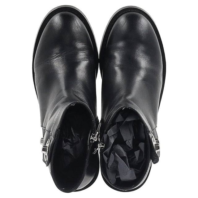 VINTAGE, RRP AS NEW
Exude timeless elegance with the Chanel CC Logo Ankle Boots in luxurious black leather. Designed for the modern fashionista, these boots combine classic sophistication with contemporary flair. The sleek, high-quality black leather exudes refinement, while the iconic Chanel CC logo is subtly embossed on the side, adding a signature touch of the brand’s renowned craftsmanship.

 Chanel CC Logo Ankle Boots in Black Leather

Condition: Very good
Signs of wear: Minor markings, Lightly used but very well maintained. Minor mark at soles & creasing, light scuffing at the soles and heels.
Packaging: None
Color: Black
Material: Leather |  leather
Size: FR | 35/UK1/IT34/US4
Measurements: Heel height: 45; Insole length: 260
SKU: TONPUGBSH446586W