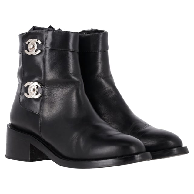 VINTAGE, RRP AS NEW
Exude timeless elegance with the Chanel CC Logo Ankle Boots in luxurious black leather. Designed for the modern fashionista, these boots combine classic sophistication with contemporary flair. The sleek, high-quality black leather exudes refinement, while the iconic Chanel CC logo is subtly embossed on the side, adding a signature touch of the brand’s renowned craftsmanship.

 Chanel CC Logo Ankle Boots in Black Leather

Condition: Very good
Signs of wear: Minor markings, Lightly used but very well maintained. Minor mark at soles & creasing, light scuffing at the soles and heels.
Packaging: None
Color: Black
Material: Leather |  leather
Size: FR | 35/UK1/IT34/US4
Measurements: Heel height: 45; Insole length: 260
SKU: TONPUGBSH446586W