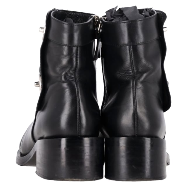 VINTAGE, RRP AS NEW
Exude timeless elegance with the Chanel CC Logo Ankle Boots in luxurious black leather. Designed for the modern fashionista, these boots combine classic sophistication with contemporary flair. The sleek, high-quality black leather exudes refinement, while the iconic Chanel CC logo is subtly embossed on the side, adding a signature touch of the brand’s renowned craftsmanship.

 Chanel CC Logo Ankle Boots in Black Leather

Condition: Very good
Signs of wear: Minor markings, Lightly used but very well maintained. Minor mark at soles & creasing, light scuffing at the soles and heels.
Packaging: None
Color: Black
Material: Leather |  leather
Size: FR | 35/UK1/IT34/US4
Measurements: Heel height: 45; Insole length: 260
SKU: TONPUGBSH446586W
