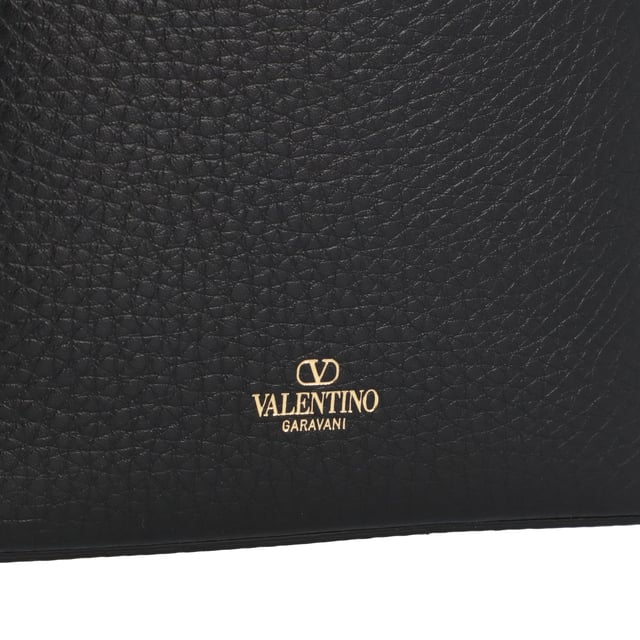 - Bucket bag in black leather
- Top handle
- Removable shoulder strap
- Iconic all-around studs
- Drawstring closure
- Gold logo print on the back
- Main inner compartment
- Made in Italy
- Dimensions: H 18 X W 16 X D 11 CM
- HANDLE DROP: 12 CM
- STRAP DROP: 53 CM Measurments:  width: 110 mm length: 160 mm height: 180 mm strap length: 530 mm handle drop: 120 mm