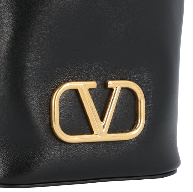 "V Logo" mini bucket bag in black nappa from Valentino Garavani, with drawstring, detachable shoulder strap, nappa interior.
- Made in Italy
- Dimensions: W: 12 H: 18 D: 10 cm Measurments:  width: 100 mm length: 120 mm height: 180 mm
