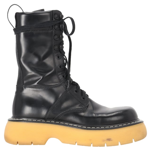 VINTAGE, RRP AS NEW
Command attention with the Bottega Veneta Bounce Mid-Calf Combat Boots, crafted from luxurious calf leather and set on a bold, sculptural sole for a powerful silhouette. These elevated combat boots combine utilitarian edge with Italian craftsmanship, delivering both comfort and high-fashion impact. **Styling tip:** Wear them with an oversized blazer and mini dress or tuck in relaxed trousers for a confident, street-style-ready look.

 Bottega Veneta Bounce Mid-Calf Combat Boots in Calf Leather

Condition: Very good
Signs of wear: Lightly used but very well maintained. Minor mark at soles & creasing, light scuffing at the soles and heels., Minor markings
Packaging: Dust bag
Color: Black
Material: Leather | calfskin leather
Size: EU | 37
Measurements: Insole length: 240
SKU: NAPPUDESH511927W