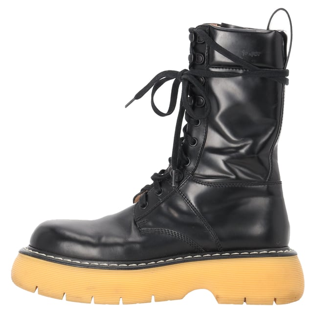 VINTAGE, RRP AS NEW
Command attention with the Bottega Veneta Bounce Mid-Calf Combat Boots, crafted from luxurious calf leather and set on a bold, sculptural sole for a powerful silhouette. These elevated combat boots combine utilitarian edge with Italian craftsmanship, delivering both comfort and high-fashion impact. **Styling tip:** Wear them with an oversized blazer and mini dress or tuck in relaxed trousers for a confident, street-style-ready look.

 Bottega Veneta Bounce Mid-Calf Combat Boots in Calf Leather

Condition: Very good
Signs of wear: Lightly used but very well maintained. Minor mark at soles & creasing, light scuffing at the soles and heels., Minor markings
Packaging: Dust bag
Color: Black
Material: Leather | calfskin leather
Size: EU | 37
Measurements: Insole length: 240
SKU: NAPPUDESH511927W