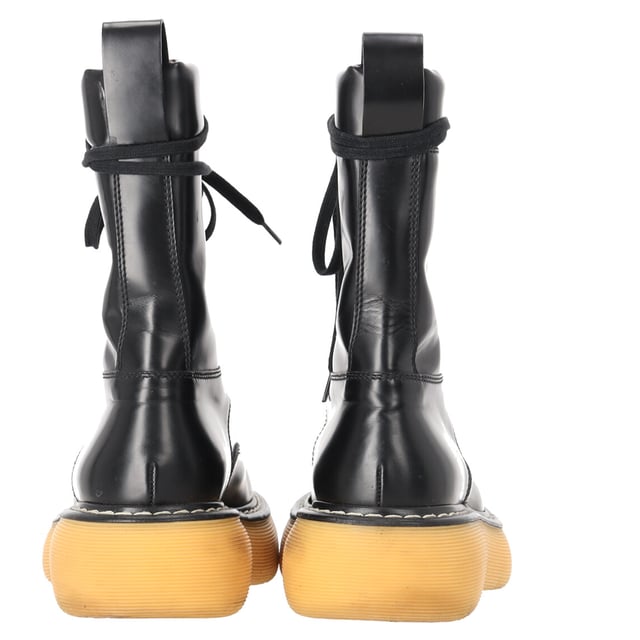 VINTAGE, RRP AS NEW
Command attention with the Bottega Veneta Bounce Mid-Calf Combat Boots, crafted from luxurious calf leather and set on a bold, sculptural sole for a powerful silhouette. These elevated combat boots combine utilitarian edge with Italian craftsmanship, delivering both comfort and high-fashion impact. **Styling tip:** Wear them with an oversized blazer and mini dress or tuck in relaxed trousers for a confident, street-style-ready look.

 Bottega Veneta Bounce Mid-Calf Combat Boots in Calf Leather

Condition: Very good
Signs of wear: Lightly used but very well maintained. Minor mark at soles & creasing, light scuffing at the soles and heels., Minor markings
Packaging: Dust bag
Color: Black
Material: Leather | calfskin leather
Size: EU | 37
Measurements: Insole length: 240
SKU: NAPPUDESH511927W
