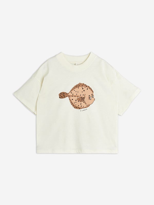 Mini Rodini combine eco-friendly materials with vibrant imaginings to create fun and unforgettable aesthetics. Engineered in organic cotton. It is made in a relaxed design with a flounder fish print. Round Neck Long Sleeves 100 Organic Cotton