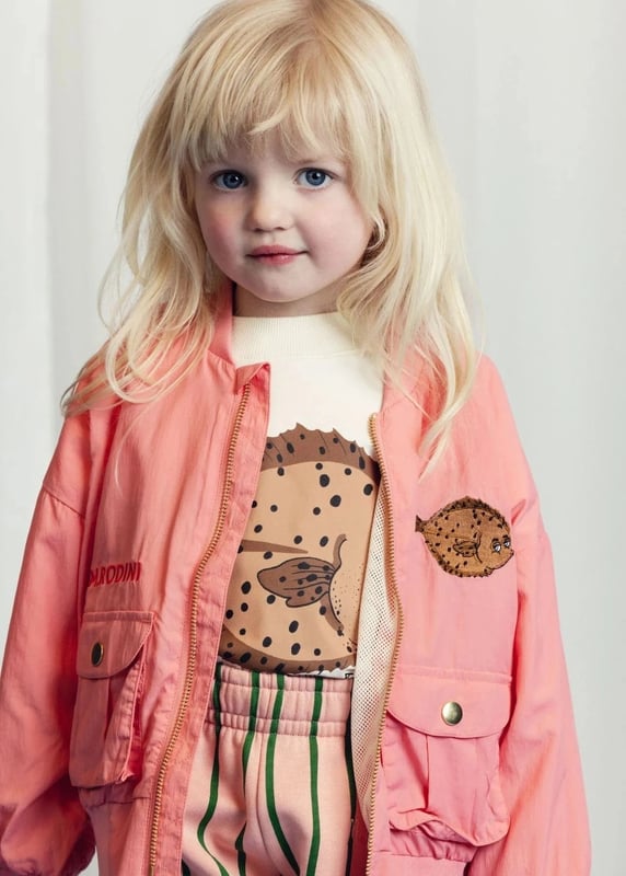 Mini Rodini combine eco-friendly materials with vibrant imaginings to create fun and unforgettable aesthetics. Engineered in organic cotton. It is made in a relaxed design with a flounder fish print. Round Neck Long Sleeves 100 Organic Cotton
