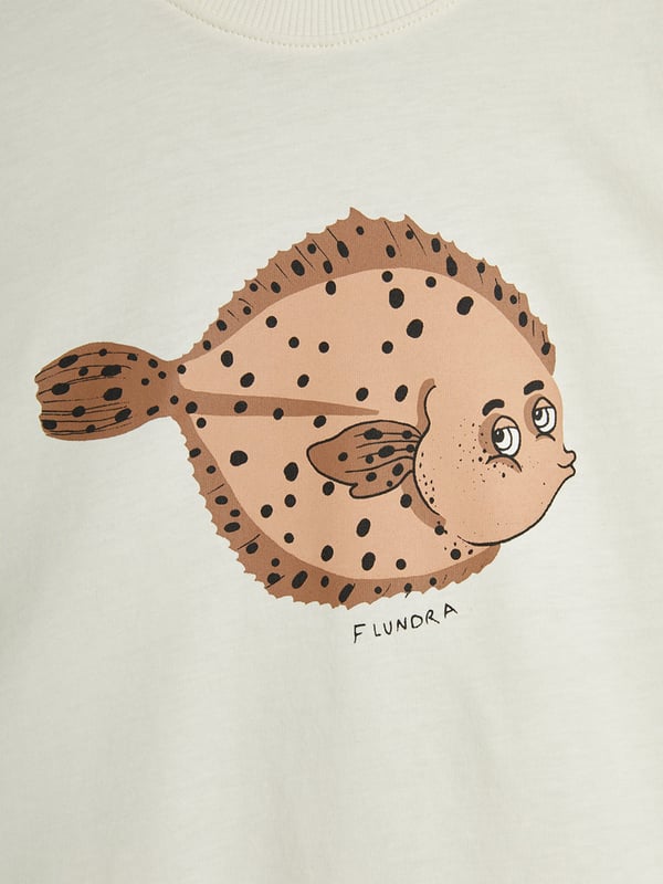 Mini Rodini combine eco-friendly materials with vibrant imaginings to create fun and unforgettable aesthetics. Engineered in organic cotton. It is made in a relaxed design with a flounder fish print. Round Neck Long Sleeves 100 Organic Cotton