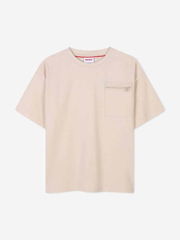 Explore the epitome of chic for your young gentleman with the Hugo Boys Zip Pocket Logo T-Shirt in Beige. Crafted meticulously for the SS2025 season, this t-shirt is an essential addition to his refined wardrobe Beige Brilliance A classy, versatile hue ensuring endless pairing possibilities. Signature Zip Pocket Practical and fashionable, adding a touch of avant-garde to the ensemble. Iconic Logo Detailing Subtle yet impactful branding to highlight elite taste. Supreme Comfort Crafted from superior fabrics for all-day ease.Embrace sophistication for your boyinvest in Hugo's latest now!