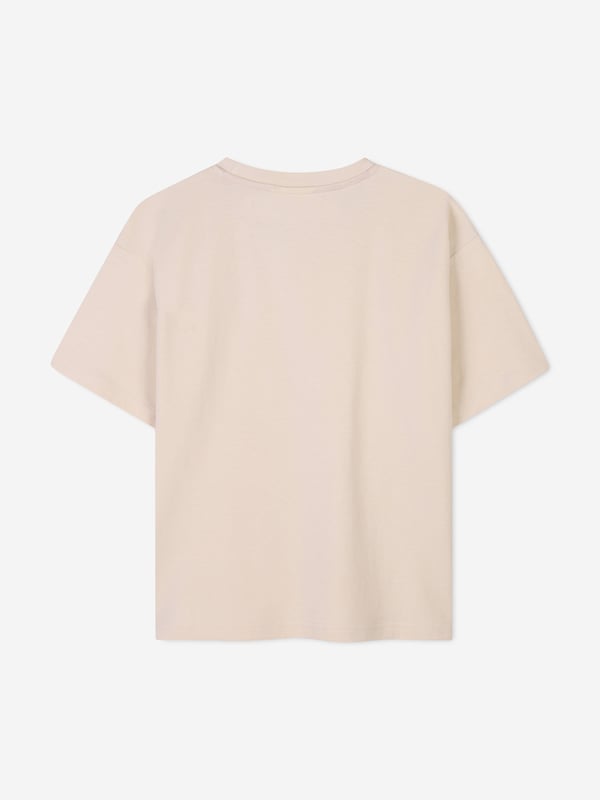 Explore the epitome of chic for your young gentleman with the Hugo Boys Zip Pocket Logo T-Shirt in Beige. Crafted meticulously for the SS2025 season, this t-shirt is an essential addition to his refined wardrobe Beige Brilliance A classy, versatile hue ensuring endless pairing possibilities. Signature Zip Pocket Practical and fashionable, adding a touch of avant-garde to the ensemble. Iconic Logo Detailing Subtle yet impactful branding to highlight elite taste. Supreme Comfort Crafted from superior fabrics for all-day ease.Embrace sophistication for your boyinvest in Hugo's latest now!