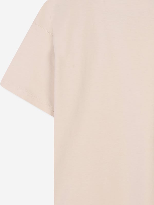 Explore the epitome of chic for your young gentleman with the Hugo Boys Zip Pocket Logo T-Shirt in Beige. Crafted meticulously for the SS2025 season, this t-shirt is an essential addition to his refined wardrobe Beige Brilliance A classy, versatile hue ensuring endless pairing possibilities. Signature Zip Pocket Practical and fashionable, adding a touch of avant-garde to the ensemble. Iconic Logo Detailing Subtle yet impactful branding to highlight elite taste. Supreme Comfort Crafted from superior fabrics for all-day ease.Embrace sophistication for your boyinvest in Hugo's latest now!
