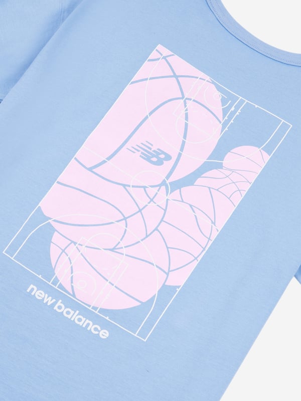 Introducing the New Balance Apparel Girls Hoops Court Graphic T-Shirt in stunning blue a quintessential addition to your girl's SS2025 wardrobe. Merging contemporary fashion with ultimate comfort, this t-shirt is ideal for stylish outings and everyday play. Key features include Eye-Catching Graphic Features a vibrant, basketball-inspired design that captures the energetic spirit of the game. Supreme Comfort Crafted from premium fabrics for a soft, breathable fit that moves with your child. Versatile Style Perfectly pairs with jeans or shorts, making it a versatile staple for any occasion.Revamp her wardrobe with the Girls Hoops Court Graphic T-Shirt in Blue. Get yours today and watch her style soar!