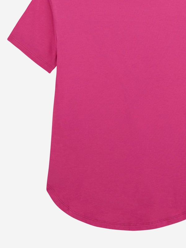 Introducing the exquisite Girls High Low T-Shirt in Pink by Guess an essential addition to your little girl's SS2025 wardrobe. Masterfully crafted to merge quintessential charm with contemporary style, here's why it shines Chic High-Low Cut Effortlessly stylish, providing both coverage and flair. Vibrant Pink Shade Perfectly captures the essence of youthful exuberance. Supreme Comfort Soft fabrics ensure all-day ease and mobility.Elevate her style with this trendsetting piece from Guess.