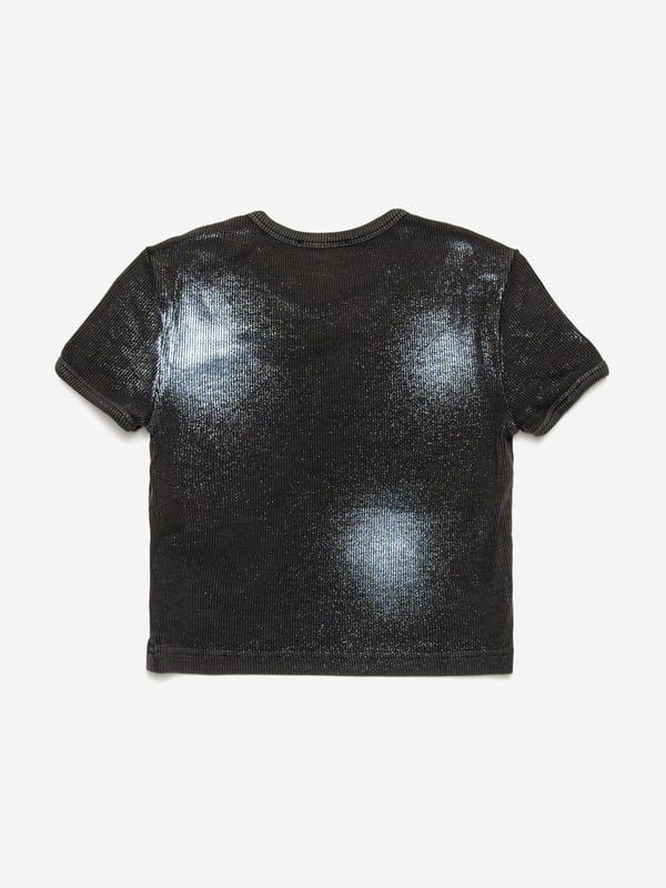 Introducing the luxurious Girls Metallic Shimmer Oval D T-Shirt in Black by Diesel, an essential addition to any fashionable young wardrobe for SS2025 Exquisite Shimmer Captivating metallic detail ensures she shines at every outing. Premium Comfort Crafted from superior fabrics for all-day comfort. Iconic Design Features Diesels signature Oval D emblem in an elegant shimmer finish. Timeless Black A chic, versatile hue thats effortlessly stylish.Revamp her collection with this standout piece!