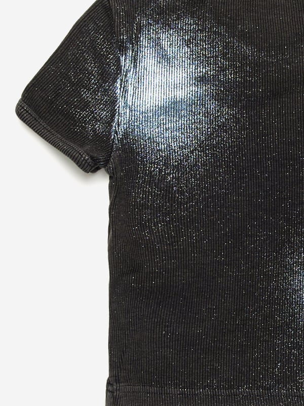 Introducing the luxurious Girls Metallic Shimmer Oval D T-Shirt in Black by Diesel, an essential addition to any fashionable young wardrobe for SS2025 Exquisite Shimmer Captivating metallic detail ensures she shines at every outing. Premium Comfort Crafted from superior fabrics for all-day comfort. Iconic Design Features Diesels signature Oval D emblem in an elegant shimmer finish. Timeless Black A chic, versatile hue thats effortlessly stylish.Revamp her collection with this standout piece!