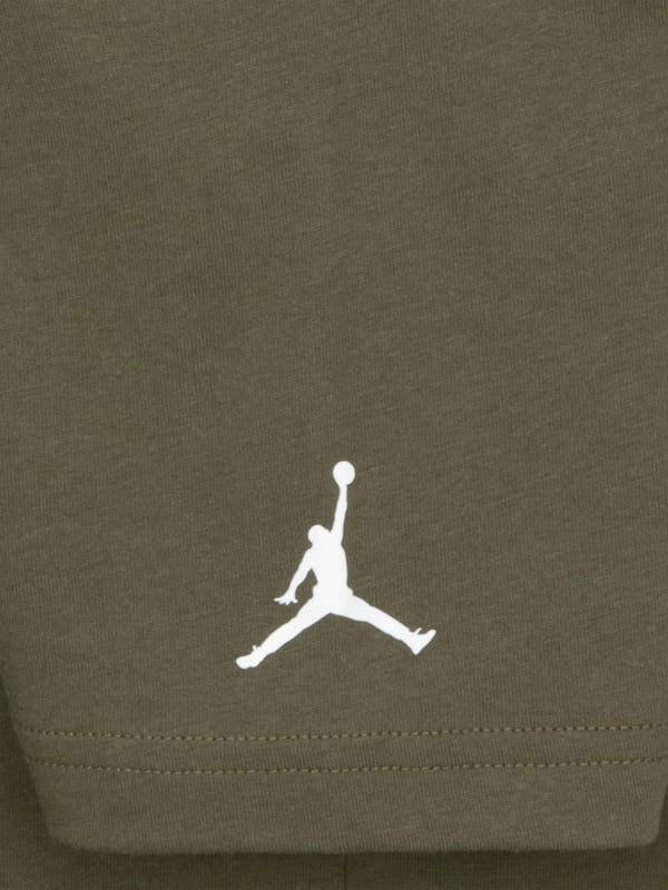 Introducing the Boys MVP Fast Logo T-Shirt in Green by Jordan, an essential addition to your boy's AW2024 wardrobe! Expertly blending style and functionality, this t-shirt promises to keep your little one both fashionable and comfortable. Key features include Iconic Jordan Branding Prominently features the revered Jordan logo, synonymous with premium quality. Dynamic Green Hue A vibrant green shade ensures your boy stands out, while complementing various outfit choices. Premium Fabric Crafted with soft, durable materials designed for longevity and ease of care. Versatile Style Perfect for sports, casual outings, or school, enhancing his cool factor effortlessly. Elevate your boy's style with this standout, high-quality piece. Secure yours today!
